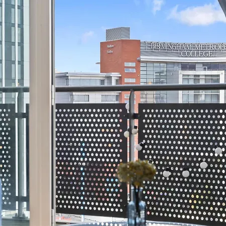 Spacious 2 Bedroom Apartment-City Centre - Free Parking- Sleeps 5 Birmingham Exterior photo