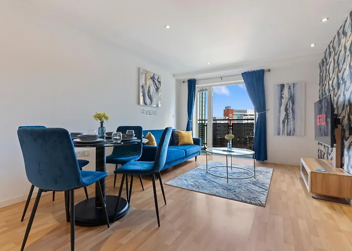 Spacious 2 Bedroom Apartment-City Centre - Free Parking- Sleeps 5