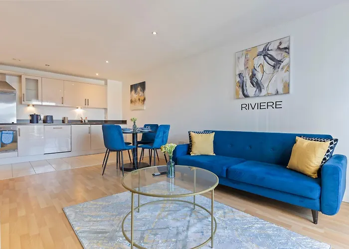 Spacious 2 Bedroom Apartment-City Centre - Free Parking- Sleeps 5