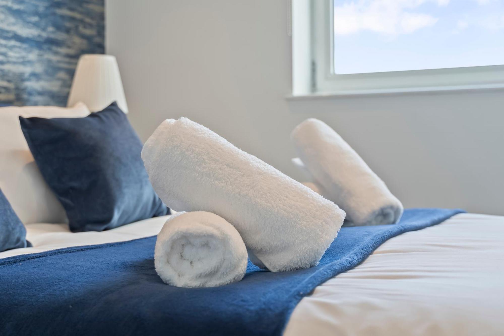 Spacious 2 Bedroom Apartment-city Centre - Free Parking- Sleeps 5 *