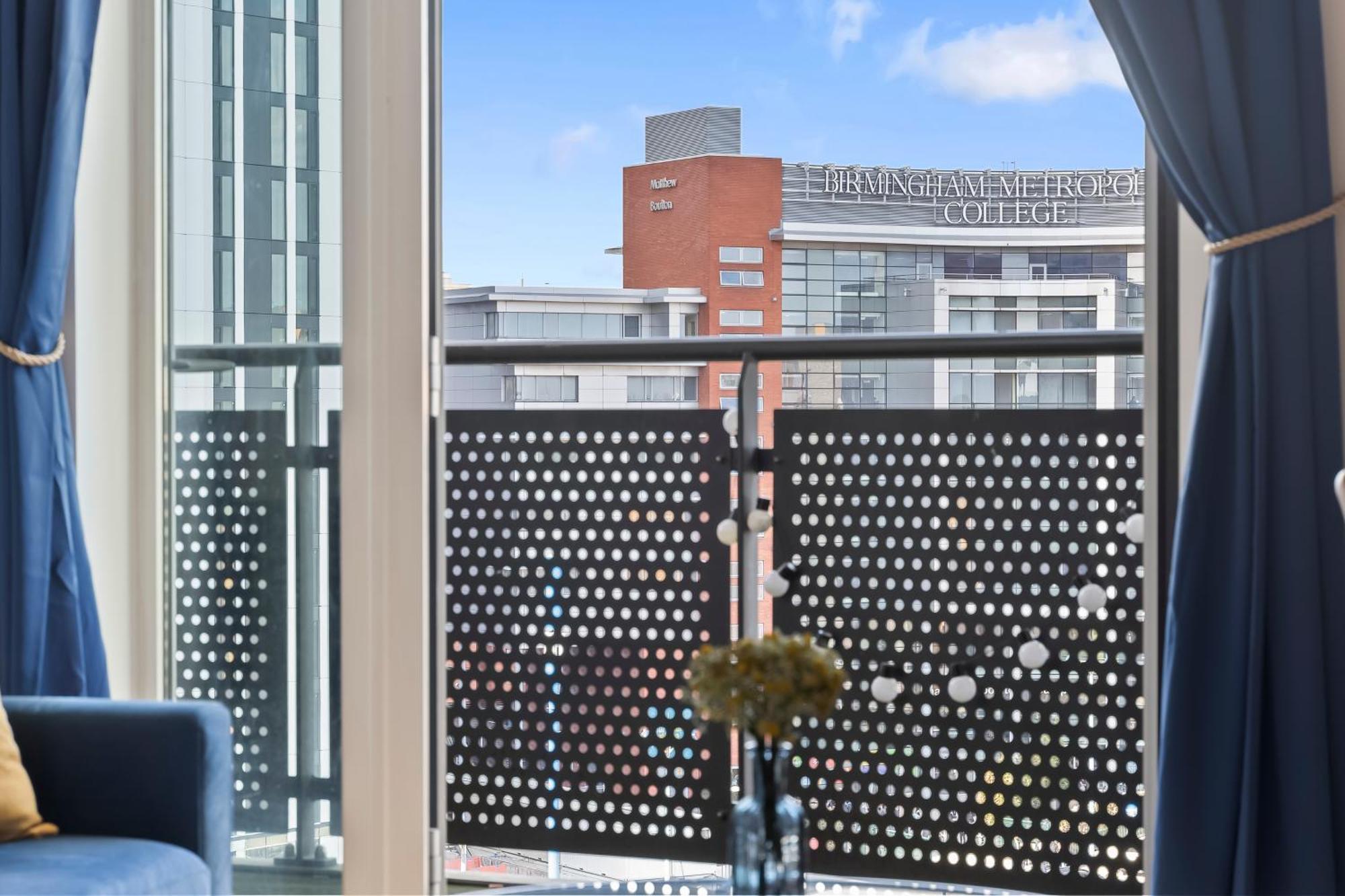 Spacious 2 Bedroom Apartment-city Centre - Free Parking- Sleeps 5 *