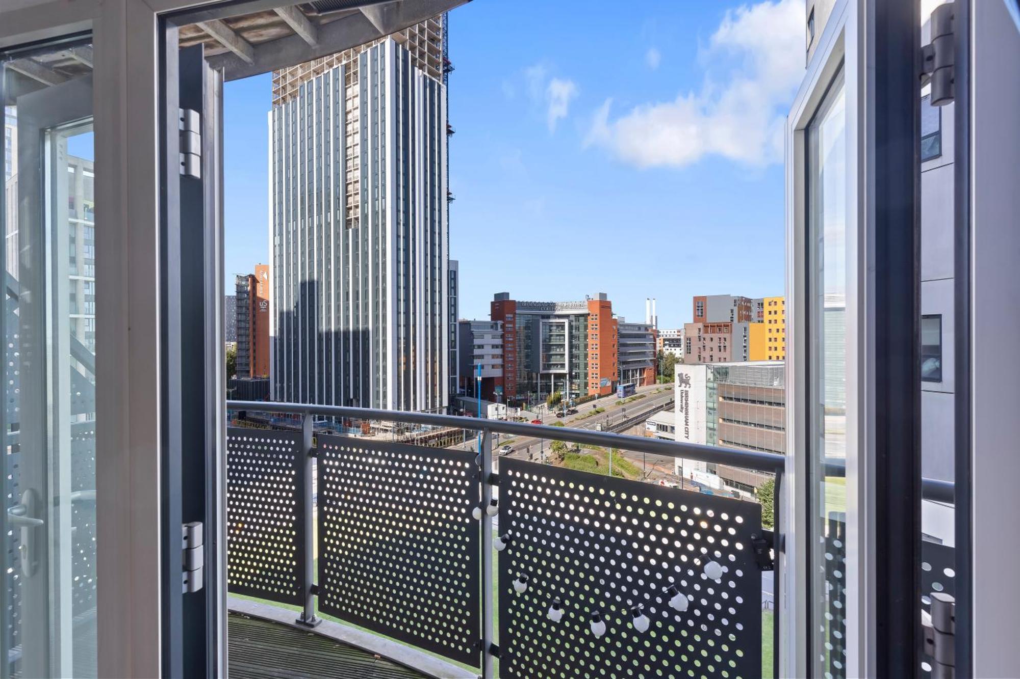 Spacious 2 Bedroom Apartment-city Centre - Free Parking- Sleeps 5 * Birmingham
