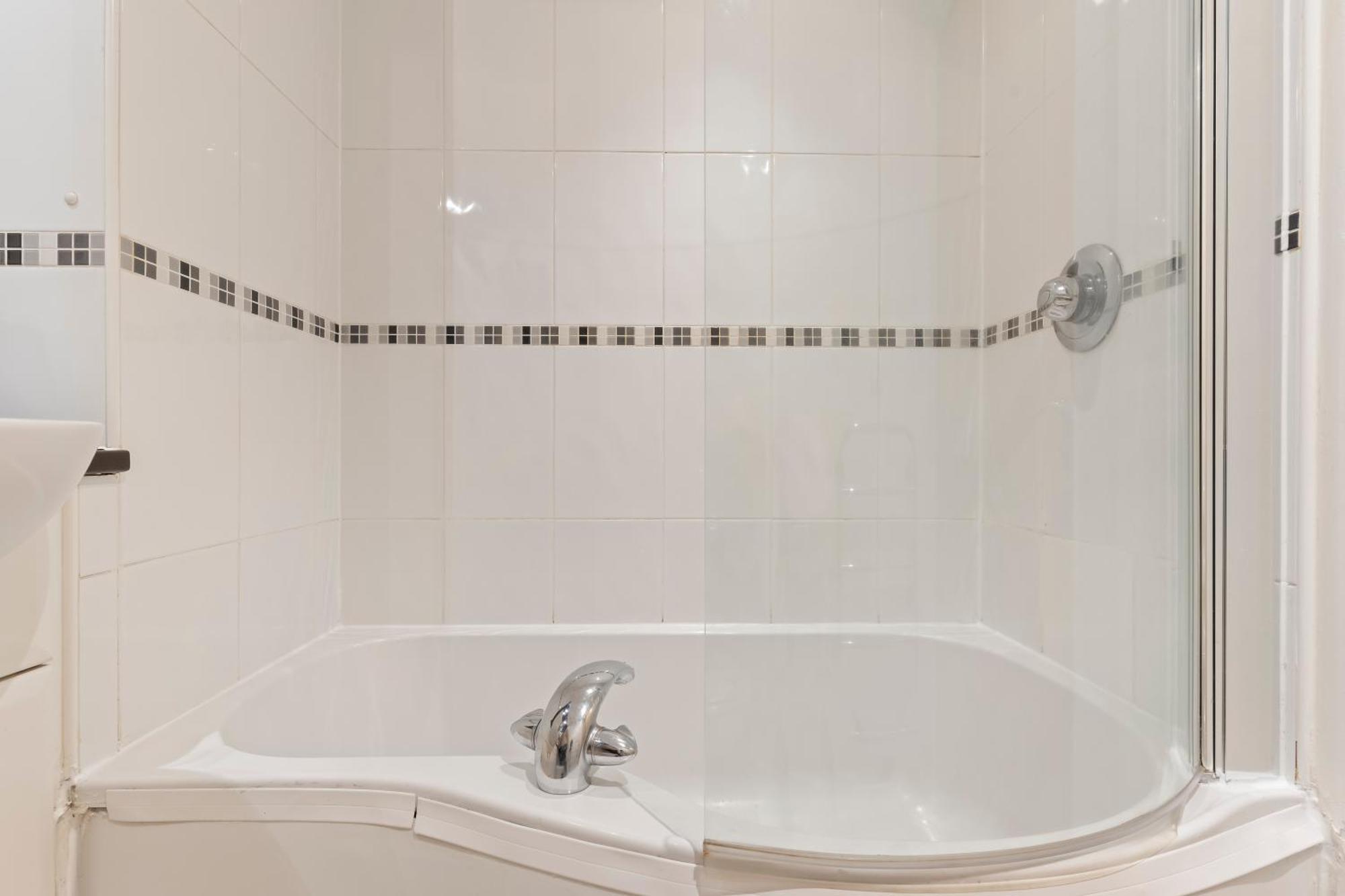 Spacious 2 Bedroom Apartment-city Centre - Free Parking- Sleeps 5 Apartment