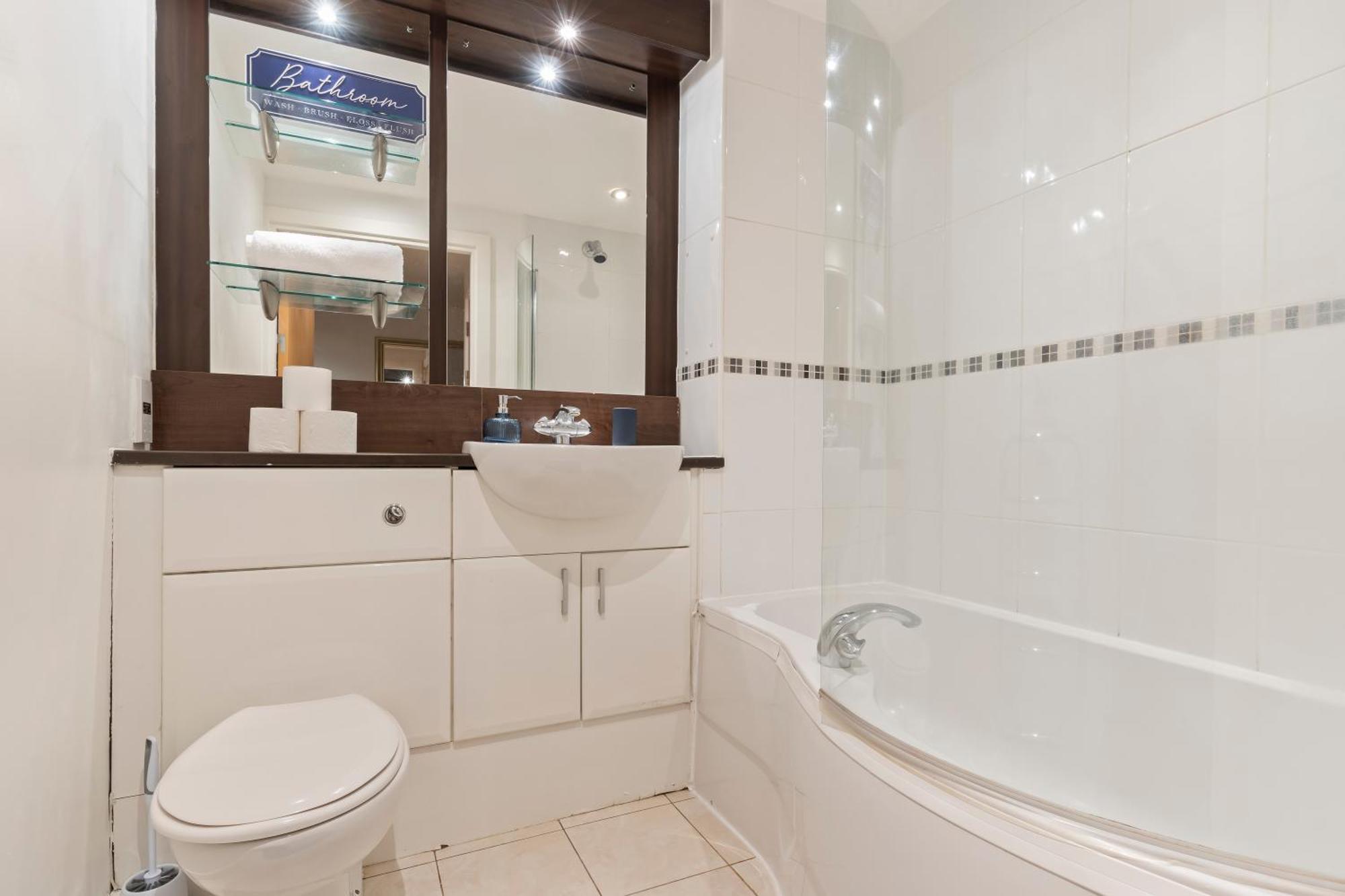 Apartment Spacious 2 Bedroom Apartment-city Centre - Free Parking- Sleeps 5
