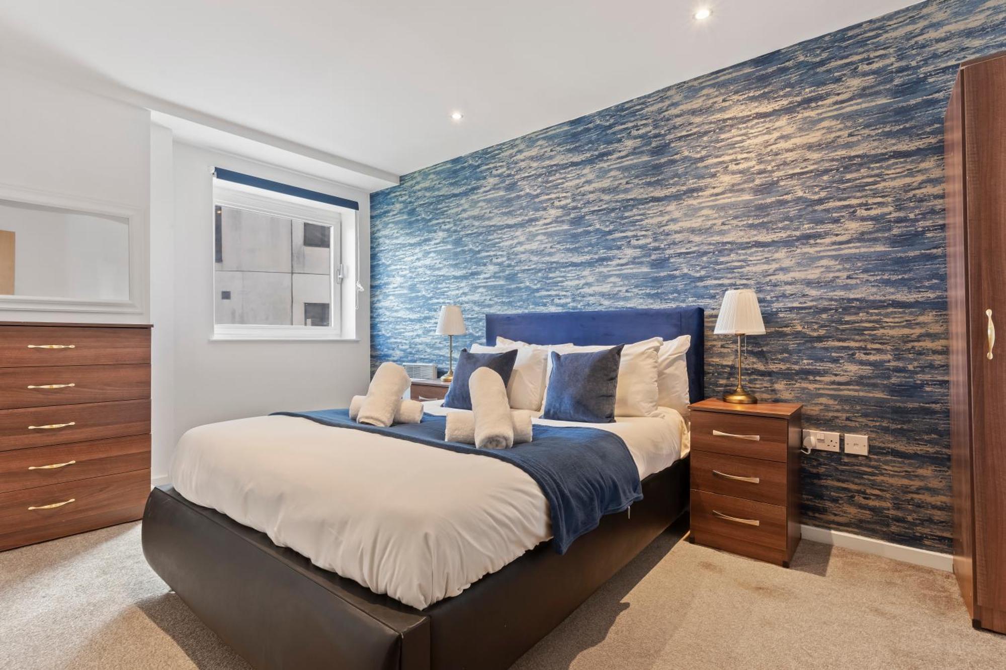 Apartment Spacious 2 Bedroom Apartment-city Centre - Free Parking- Sleeps 5