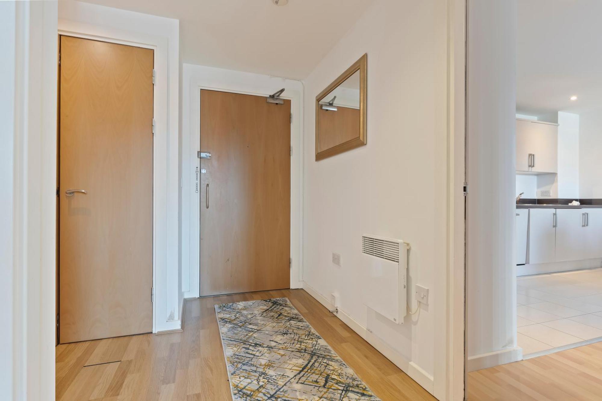 Spacious 2 Bedroom Apartment-city Centre - Free Parking- Sleeps 5