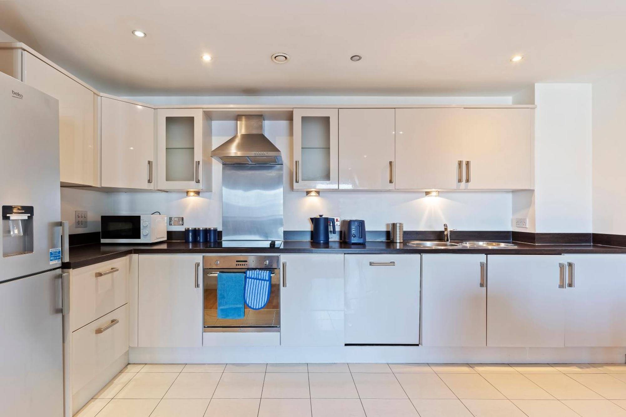 Spacious 2 Bedroom Apartment-city Centre - Free Parking- Sleeps 5 Apartment *