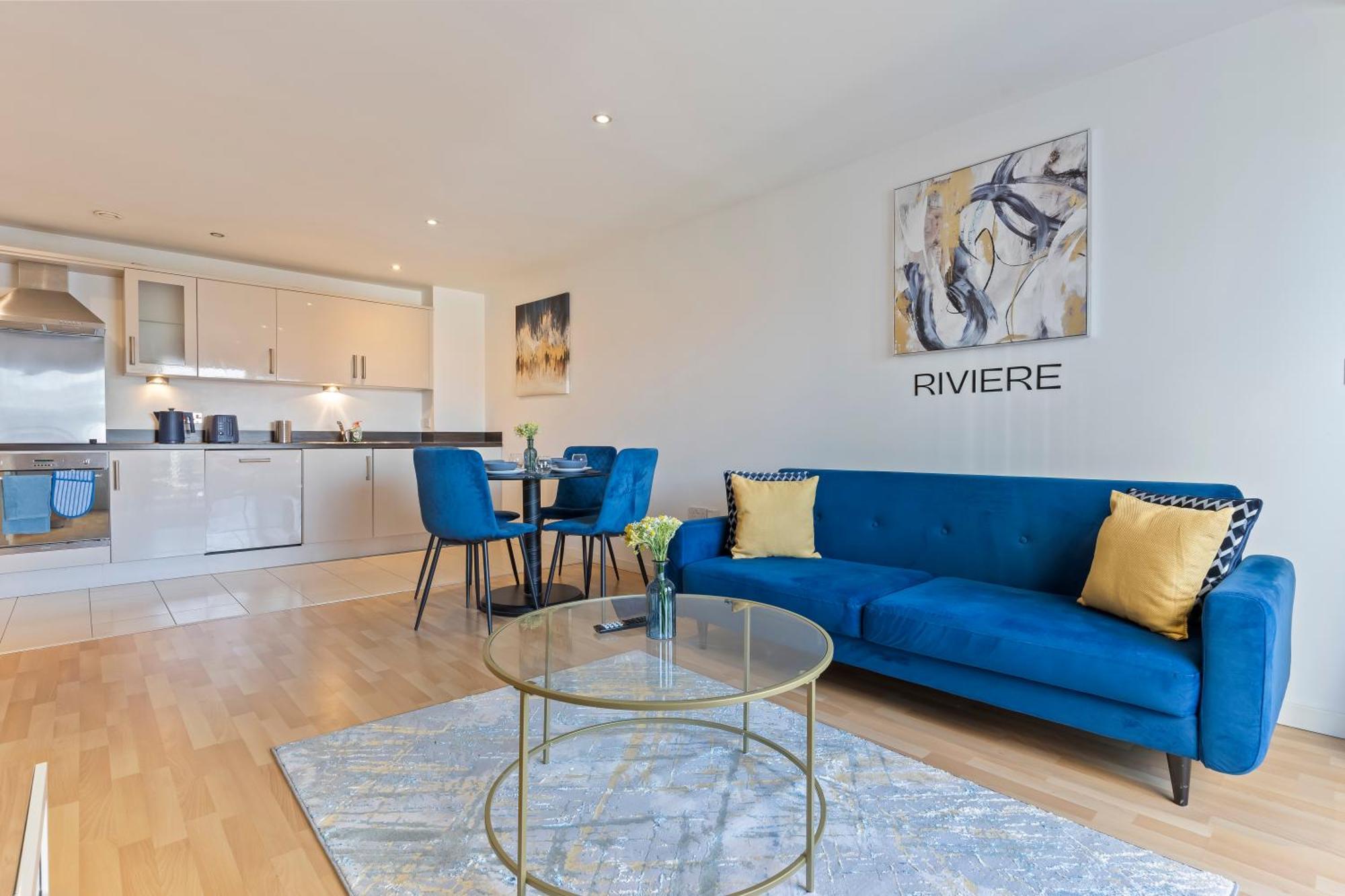Spacious 2 Bedroom Apartment-city Centre - Free Parking- Sleeps 5 *