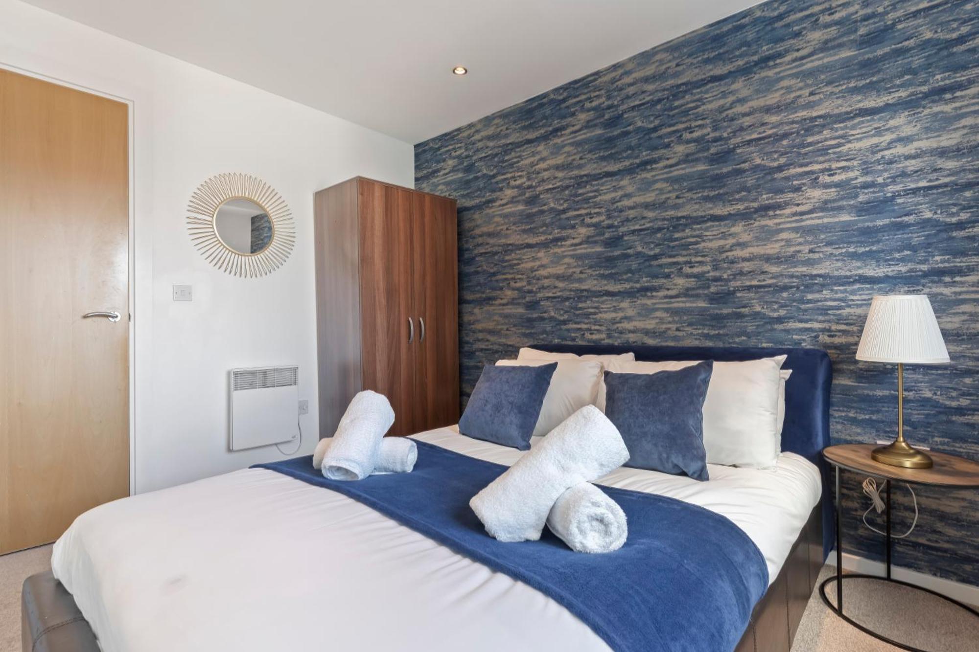 Spacious 2 Bedroom Apartment-city Centre - Free Parking- Sleeps 5 Apartment