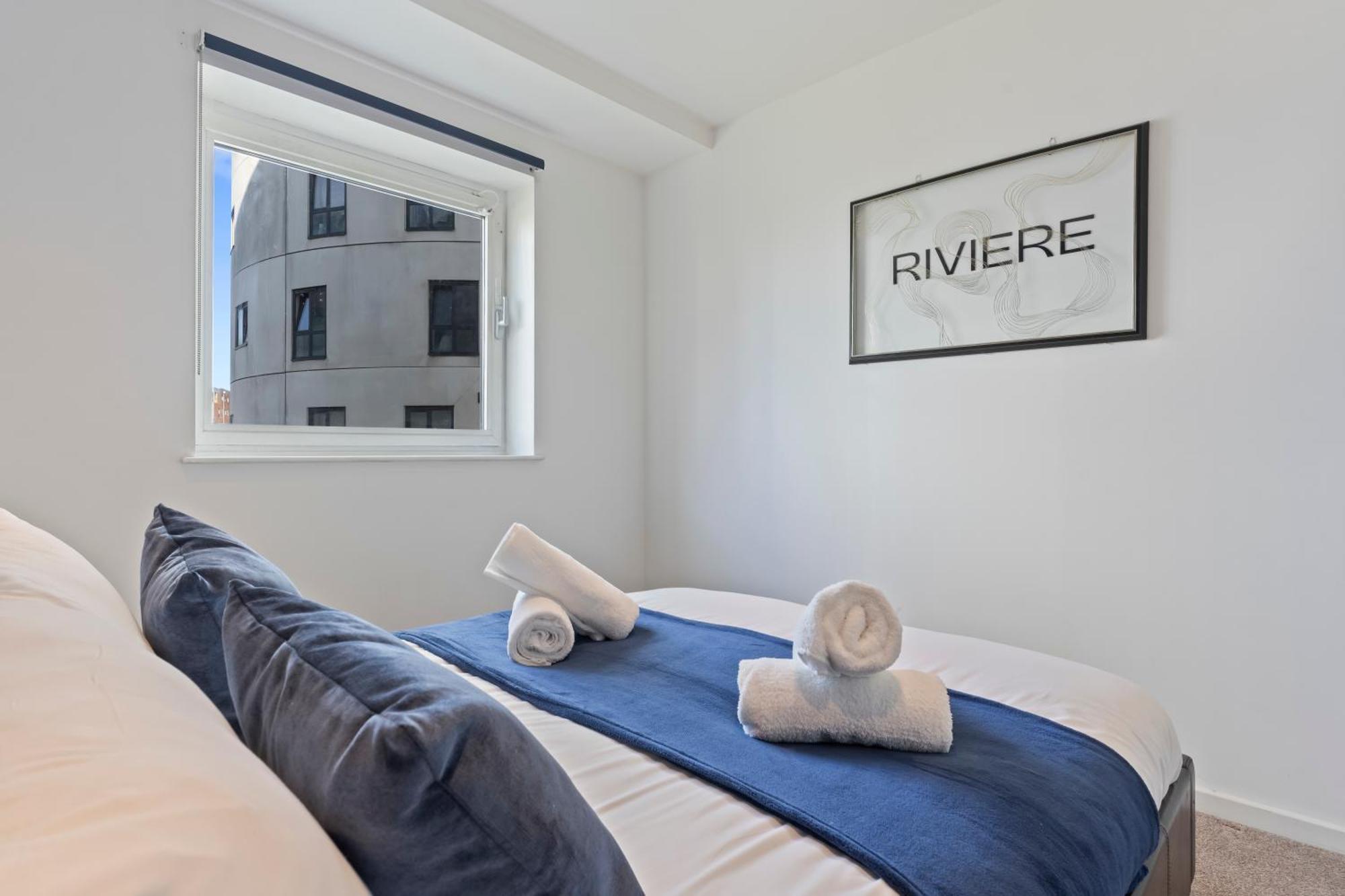 Apartment Spacious 2 Bedroom Apartment-city Centre - Free Parking- Sleeps 5 *