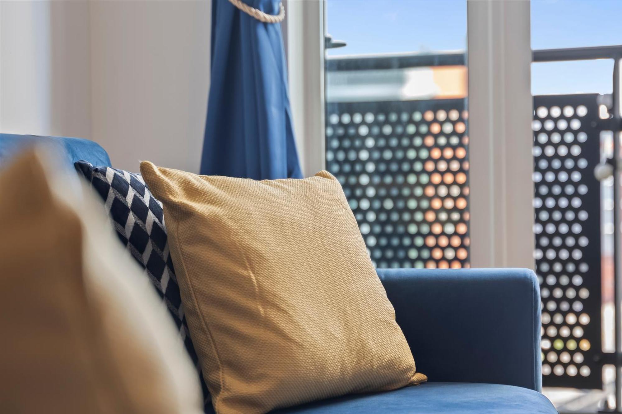 Spacious 2 Bedroom Apartment-city Centre - Free Parking- Sleeps 5 *