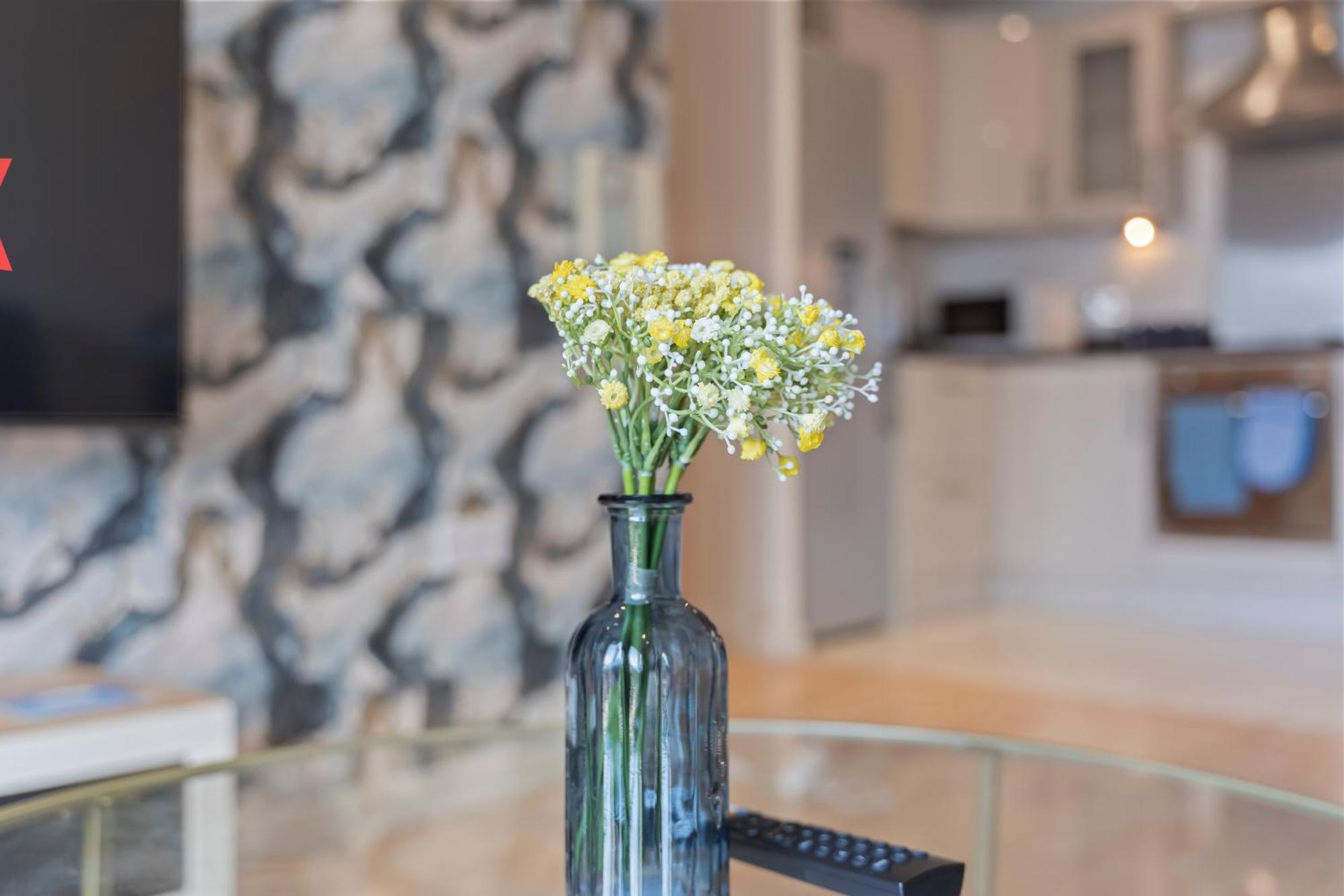 Spacious 2 Bedroom Apartment-city Centre - Free Parking- Sleeps 5 Apartment *